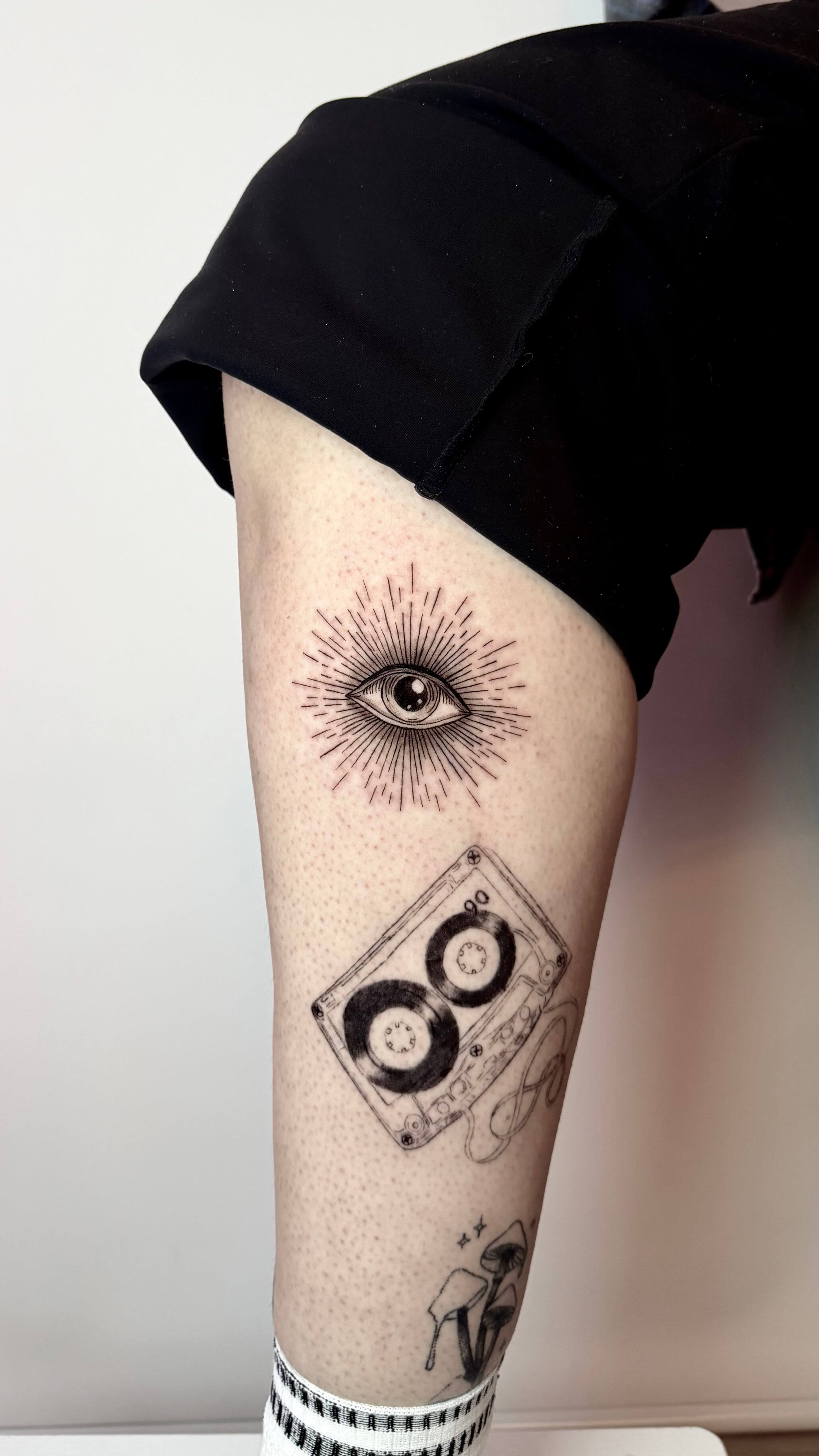 Fine-Line Tattoo Detail by Yuri