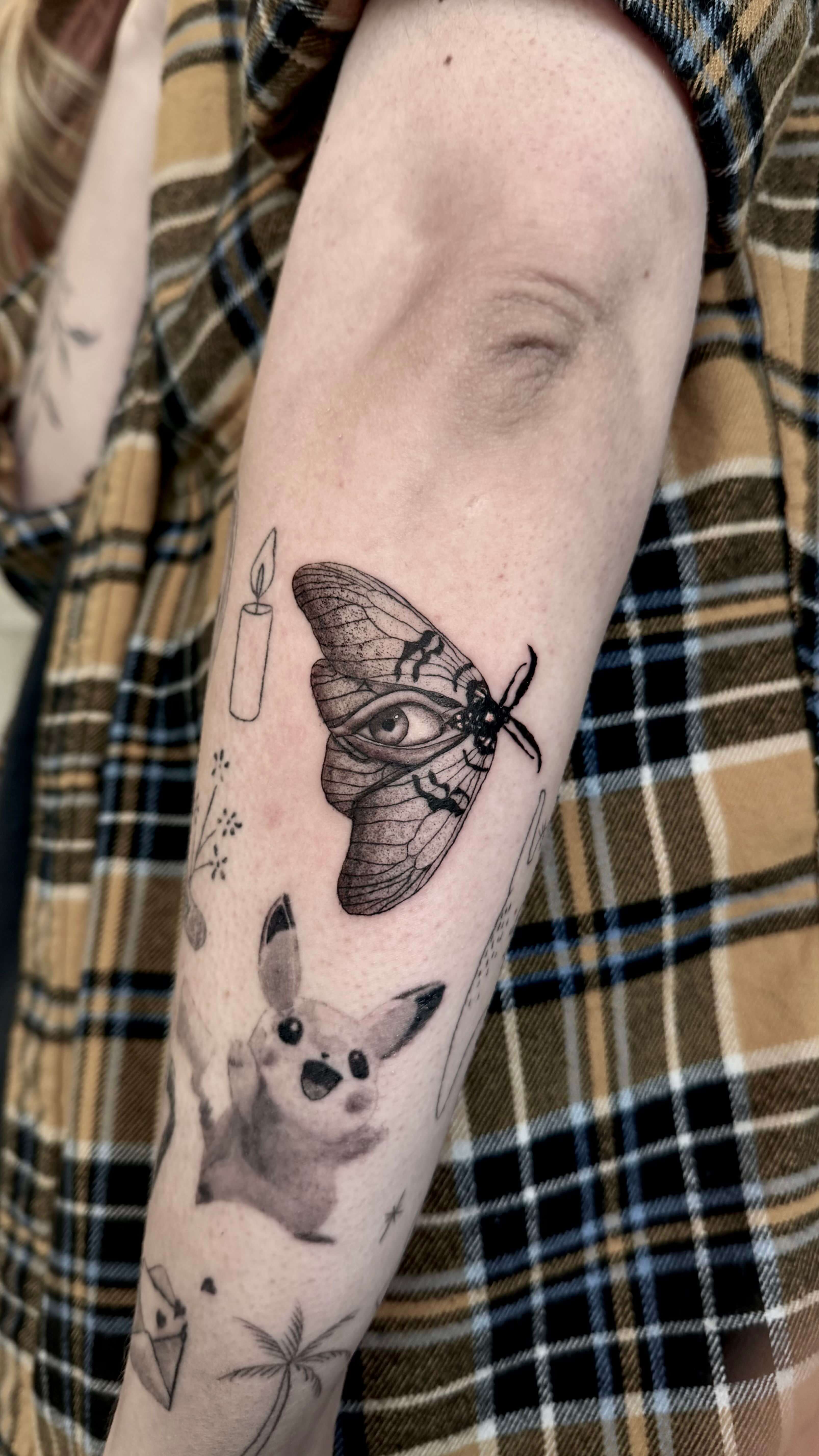 Fine-Line Tattoo Detail by Yuri